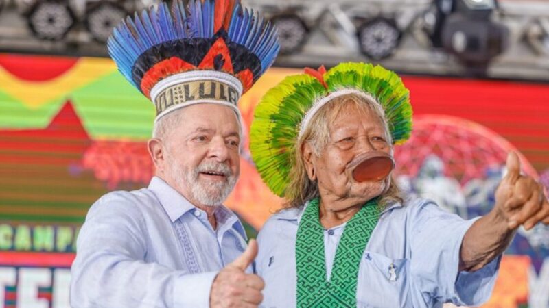 Lula visita Xingu e concede Ordem Nacional do Mérito ao cacique Raoni