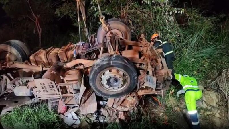Motorista de carreta fica ferido após bater contra ônibus com mais de 40 passageiros na BR-364 em MT