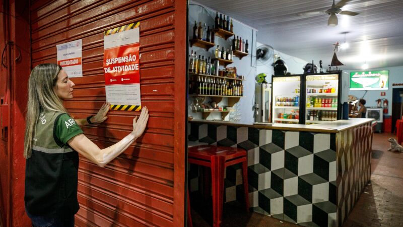 Casa de prostituição e bebidas a adolescentes: dono de bar é preso por abrir comércio clandestino em Cuiabá