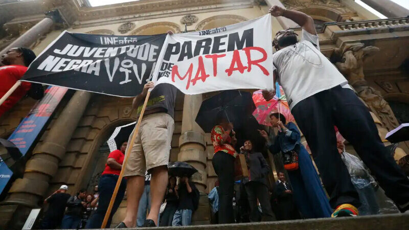 Risco de negro ser vítima de homicídio é 2,7 vezes maior no Brasil