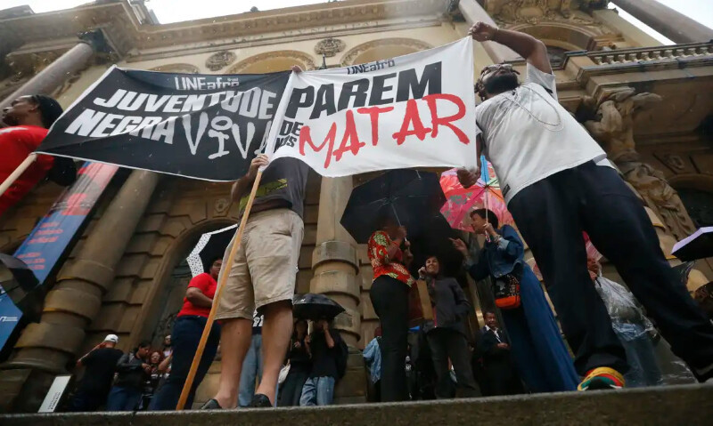 Risco de negro ser vítima de homicídio é 2,7 vezes maior no Brasil