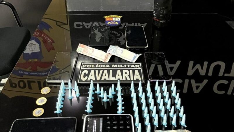 Cavalaria da PM apreende 71 porções de drogas e prende dois faccionados