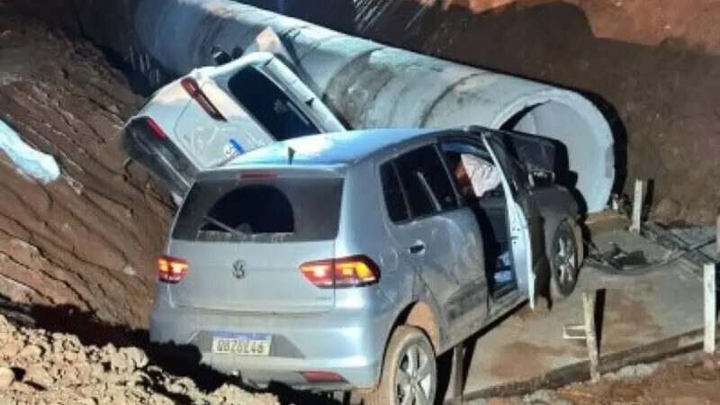 Crianças e adolescente ficam feridos após pai perseguir homem com carro e veículos caírem em valeta em Cuiabá