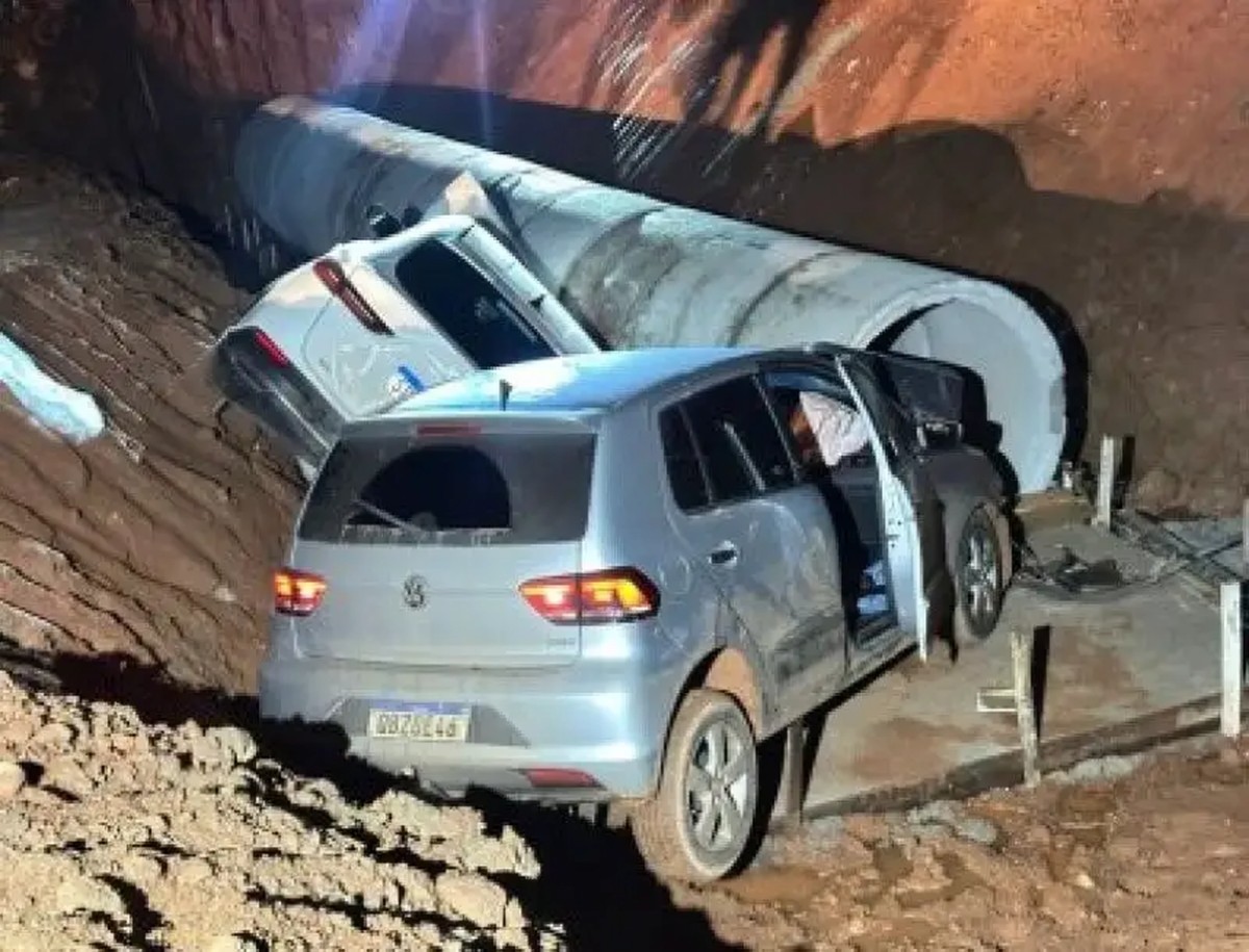 Crianças e adolescente ficam feridos após pai perseguir homem com carro e veículos caírem em valeta em Cuiabá