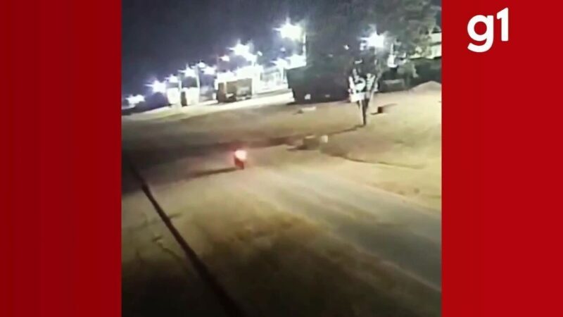 VÍDEO: motociclista cai ao bater em quebra-molas e sofre ferimentos graves em MT