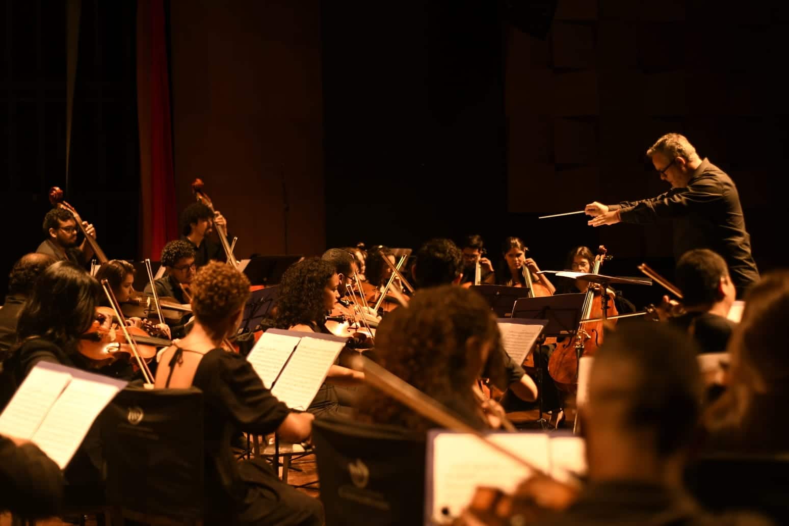 Orquestra da UFMT se apresenta domingo com participação do pianista Fábio Martino