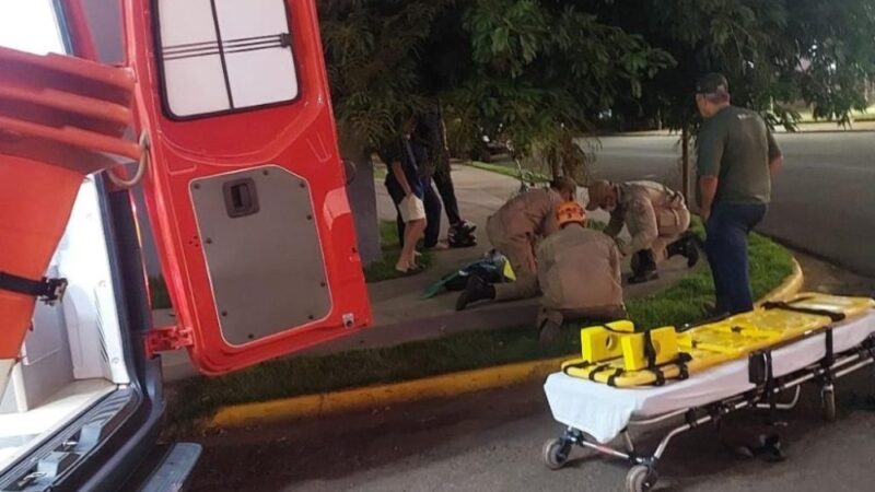 Corpo de Bombeiros socorre motociclista ferida em colisão entre carro e moto