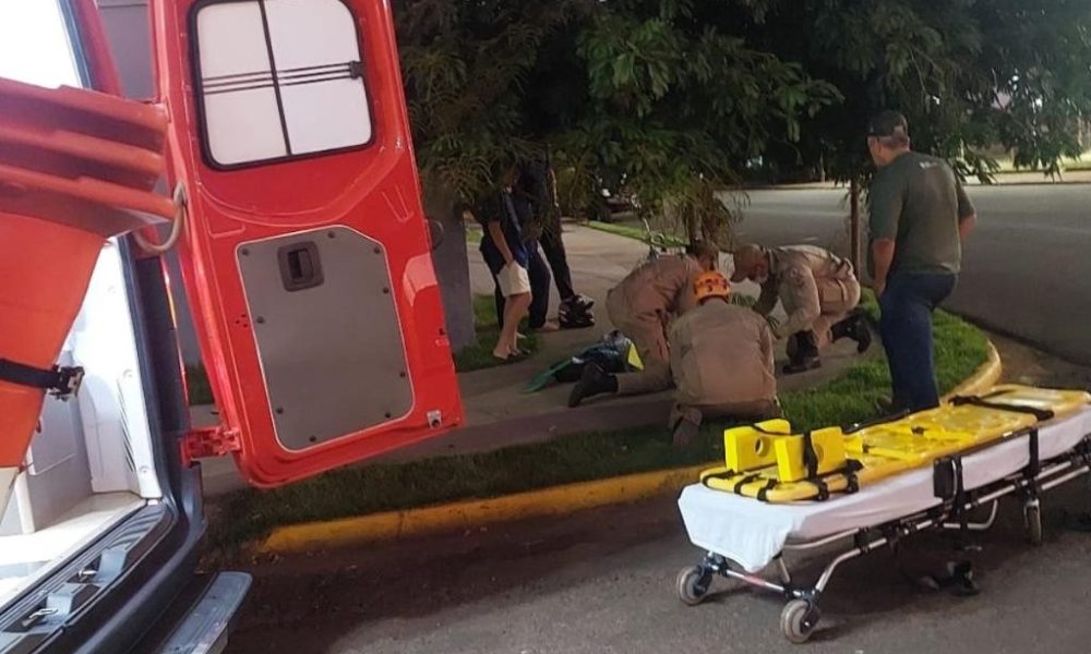 Corpo de Bombeiros socorre motociclista ferida em colisão entre carro e moto