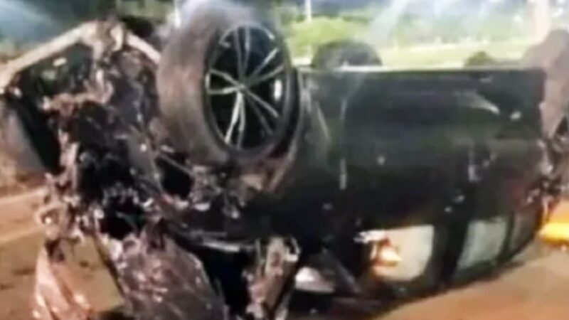 Carro de luxo capota ao rampar rotatória em Mato Grosso; condutor é socorrido