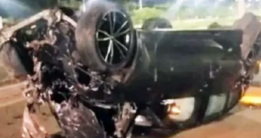 Carro de luxo capota ao rampar rotatória em Mato Grosso; condutor é socorrido