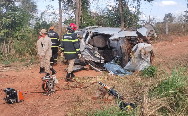 Carro capota e fica destruído em rodovia de Mato Grosso; condutor preso às ferragens