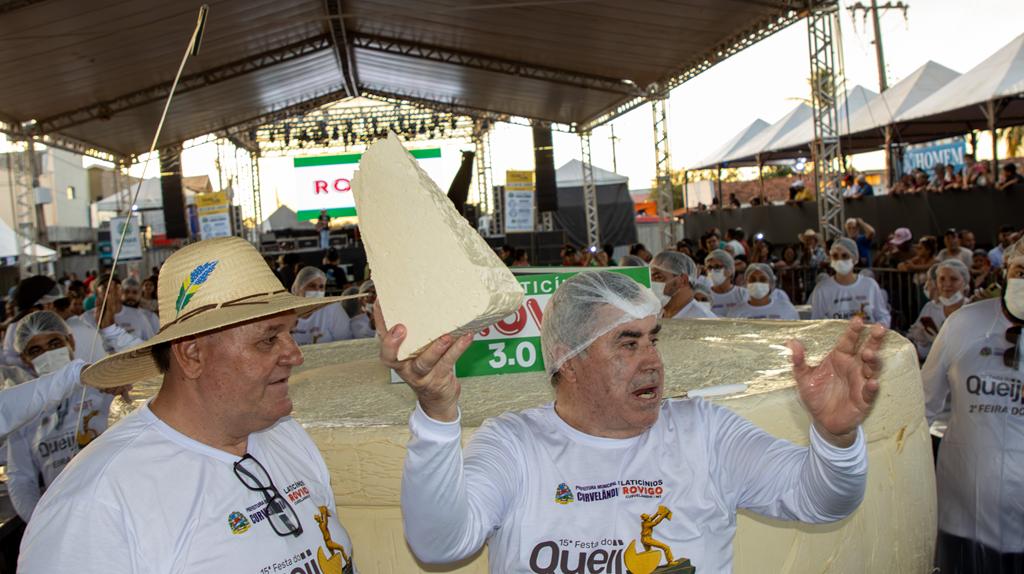 Com três toneladas, indústria de MT quebra recorde e produz o maior queijo frescal do Brasil em Curvelândia 
