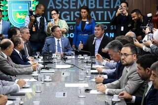 Governador e deputados debatem mudanças na gestão da saúde