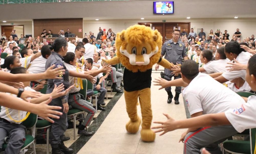 Proerd realiza formatura de 1.300 alunos do sétimo ano em Cuiabá