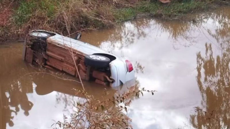 Mãe e filha morrem após carro cair de ponte de madeira no MS