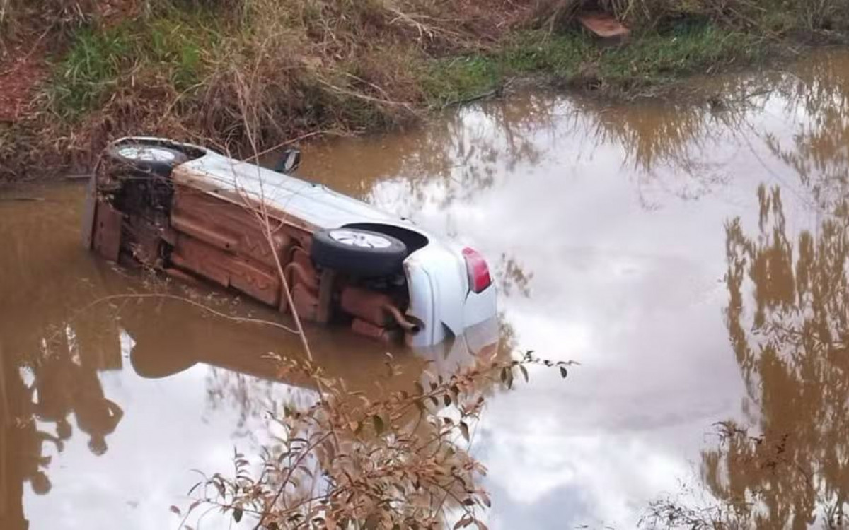 Mãe e filha morrem após carro cair de ponte de madeira no MS