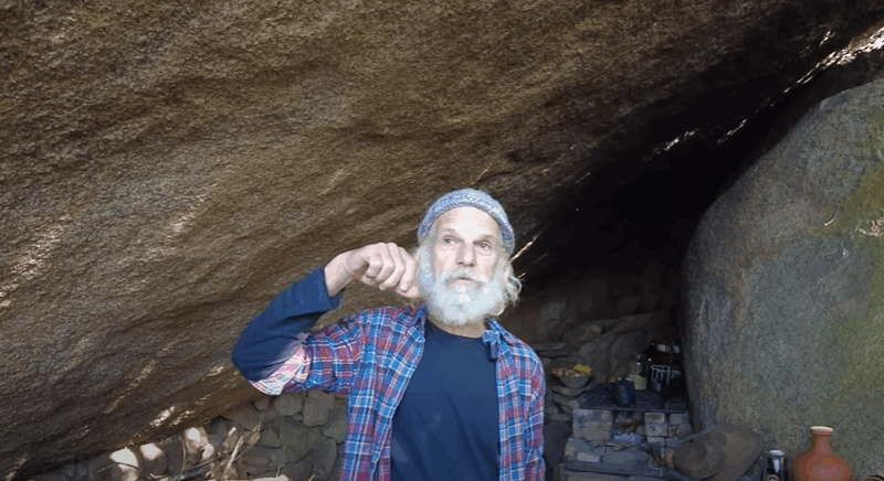 ELE VIVE ISOLADO EM UMA CAVERNA HÁ MAIS 30 ANOS. Como é morar na floresta?