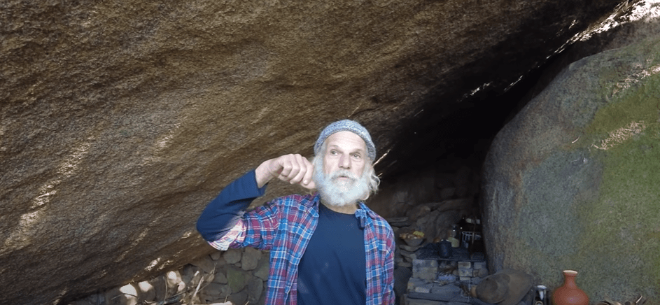 ELE VIVE ISOLADO EM UMA CAVERNA HÁ MAIS 30 ANOS. Como é morar na floresta?