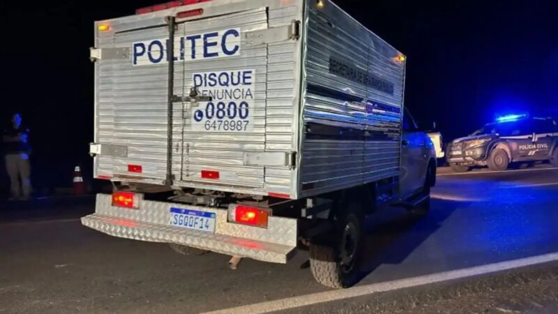Mulher morre após cair de moto e ser atropelada por caminhão em MT