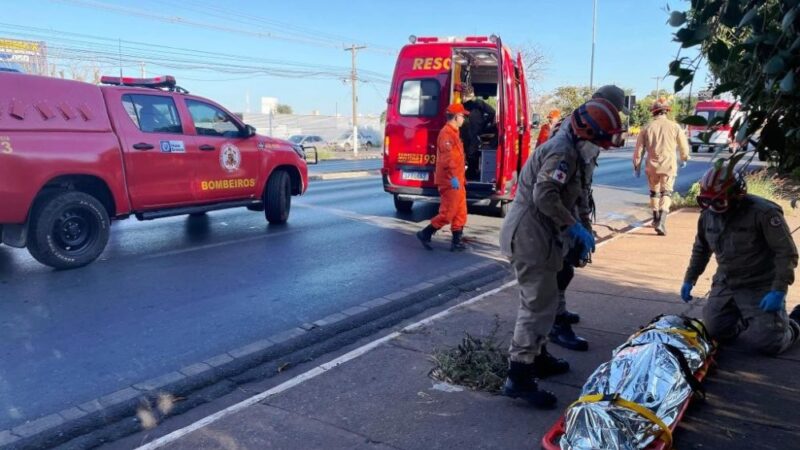 Corpo de Bombeiros socorre vítimas após colisão de carro em poste em Cuiabá