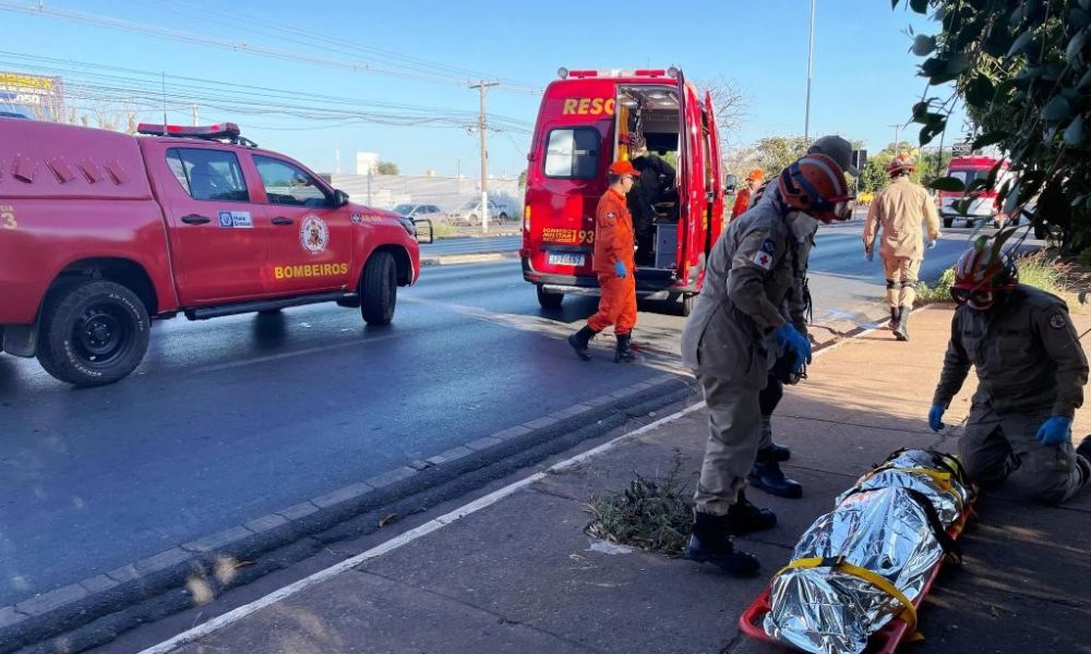 Corpo de Bombeiros socorre vítimas após colisão de carro em poste em Cuiabá