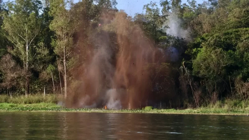 Polícia explode porto clandestino usado para tráfico de drogas no Paraná