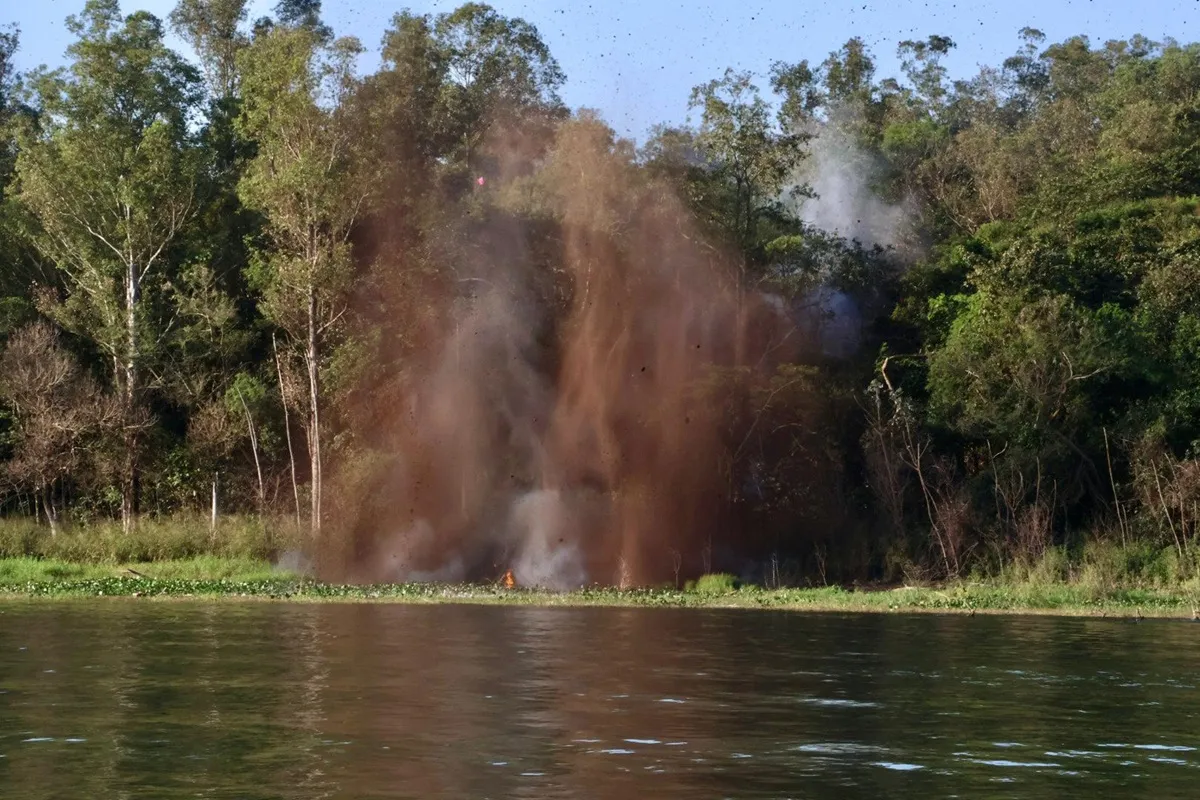 Polícia explode porto clandestino usado para tráfico de drogas no Paraná