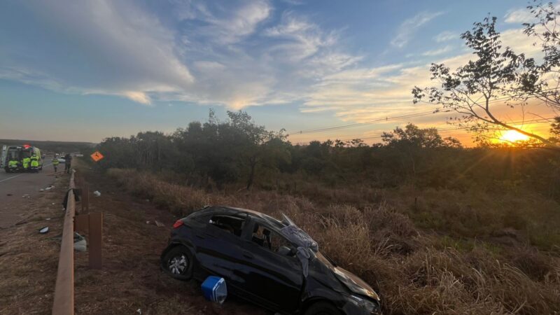 Duas pessoas morrem e três ficam feridas após carro capotar na BR-163 em MT