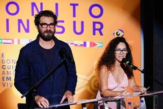 Thiago Lacerda e Claudia Ohana anunciam vencedores do Cinesur