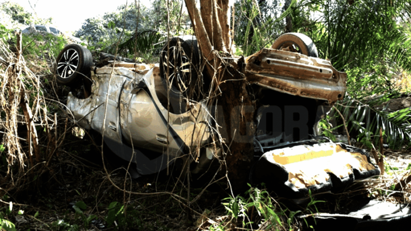 Carro sai de rodovia em Mato Grosso, capota e motorista fica preso às ferragens