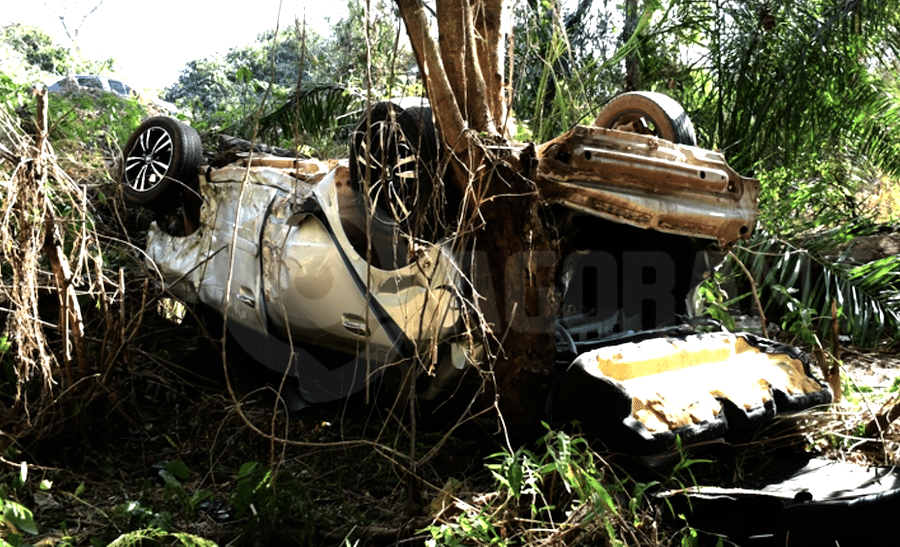 Carro sai de rodovia em Mato Grosso, capota e motorista fica preso às ferragens