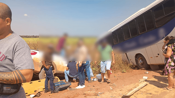 Tragédia na Zona Rural: Acidente entre ônibus e carro deixa uma vítima fatal a 30 km do posto do Gefron