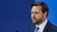 Viúva de Kirk é eleita CEO da Turning Point USA, grupo criado pelo marido