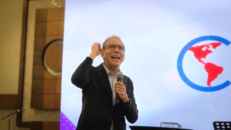 Pastor faz apelo pelo fim da cultura de celebridade na igreja: ‘É tóxica e mata’