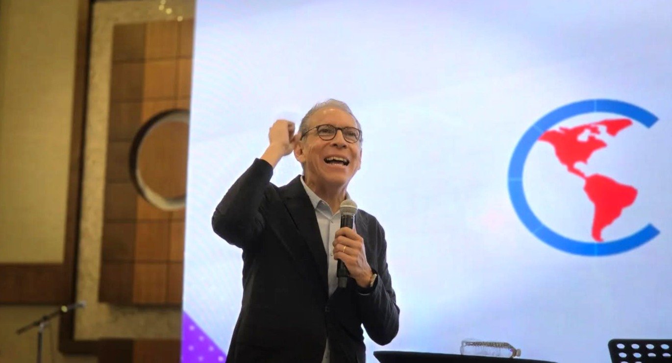 Pastor faz apelo pelo fim da cultura de celebridade na igreja: ‘É tóxica e mata’
