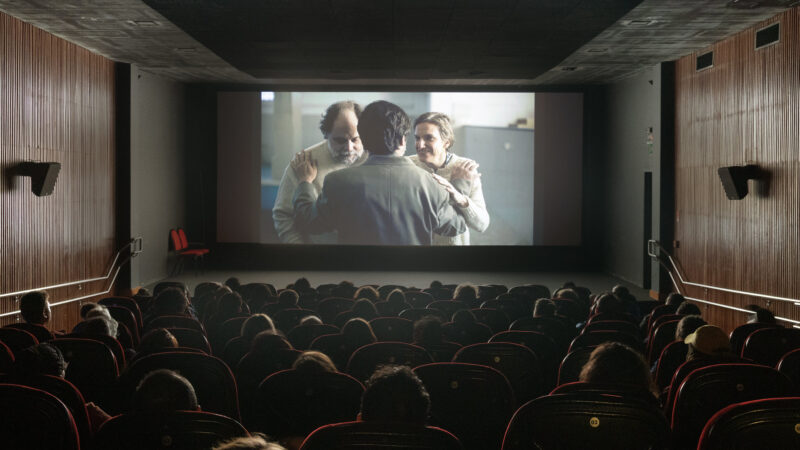 Verónica Perrota, atriz e diretora uruguaia, mostra “Quemadura China” e protagonistas siameses ao público da competição latino-americana da CineBH