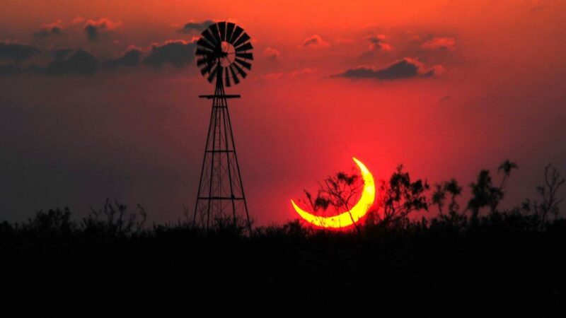 O que é um eclipse solar parcial?