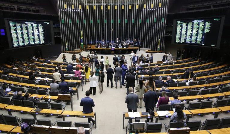 Plenário reúne-se nesta manhã para votar acordos internacionais