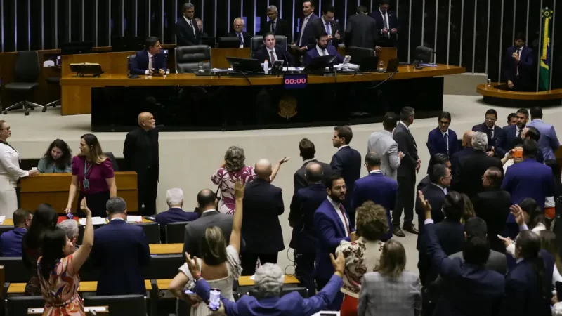 Motta anuncia votação de urgência para projeto de anistia a golpistas