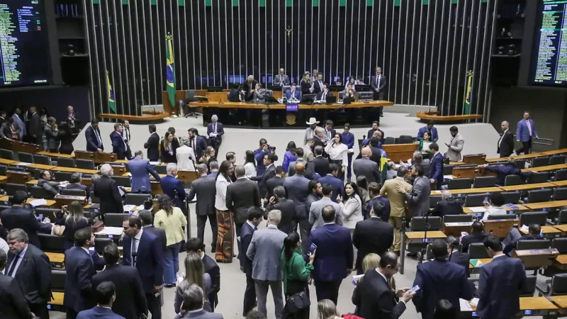 Câmara aprova urgência para projeto de anistia a golpistas