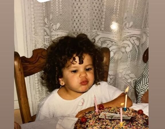 Rosalía publica clique raro em aniversário de 33 anos