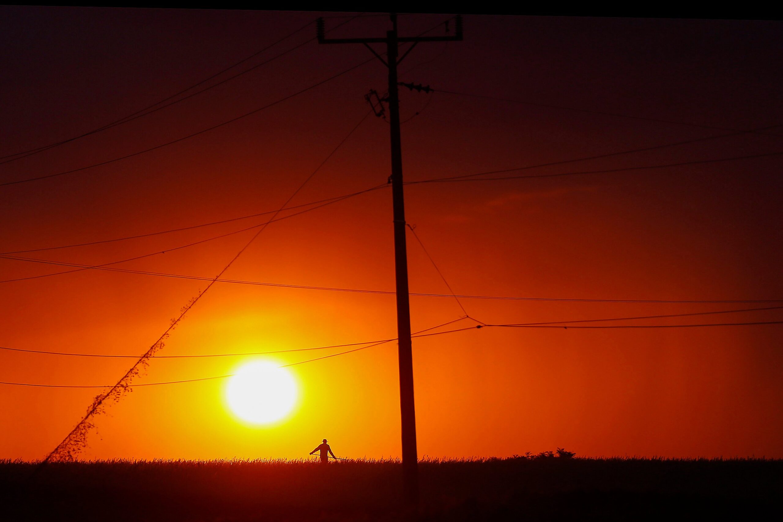Onda de calor atinge o país, provocando alta nas temperaturas e temporais