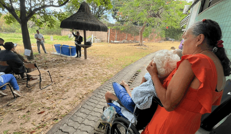 Idoso de 84 anos é batizado em clínica no Ceará: "Queria paz, estou muito feliz"
