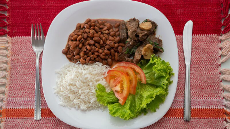Setor produtivo investe no marketing do ‘prato feito’ para aumentar consumo de arroz e feijão no Brasil