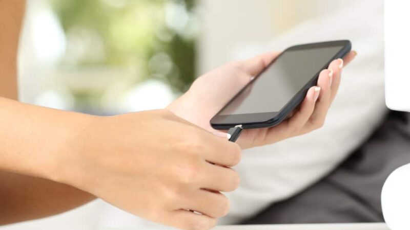 Mexer no celular enquanto ele está carregando pode estragá-lo?