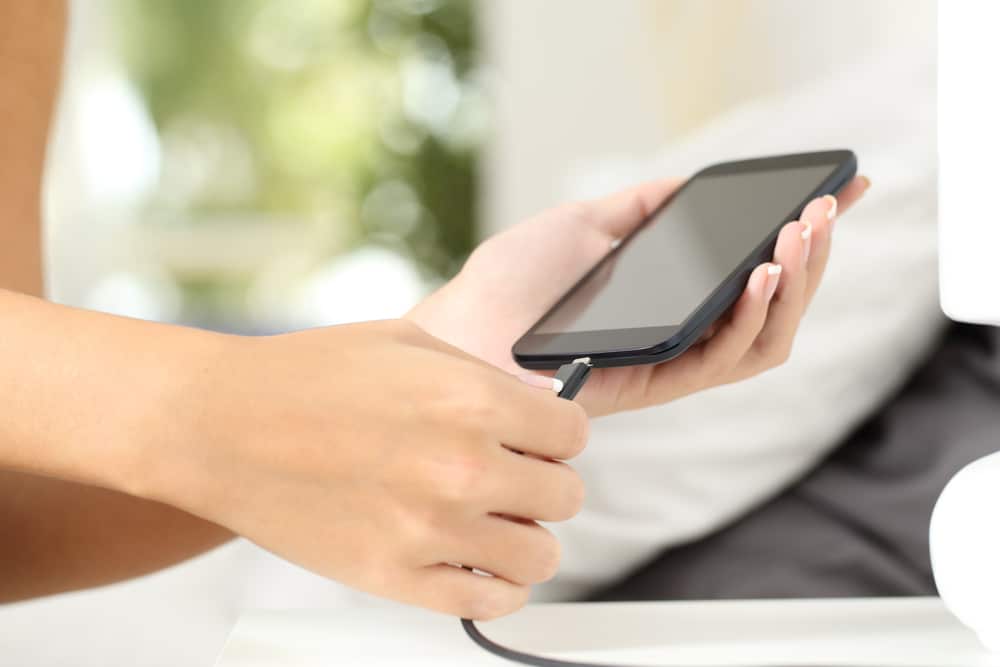 Mexer no celular enquanto ele está carregando pode estragá-lo?