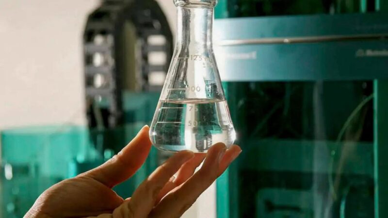 Como funciona o teste rápido e barato que detecta metanol em garrafas lacradas