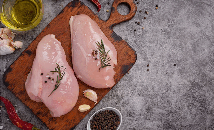 Mitos e verdades sobre o frango: ‘Não se deve lavar antes do preparo’, alerta nutricionista