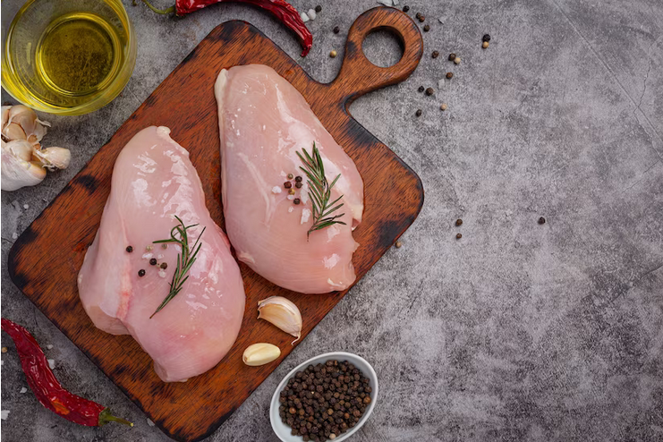 Mitos e verdades sobre o frango: ‘Não se deve lavar antes do preparo’, alerta nutricionista