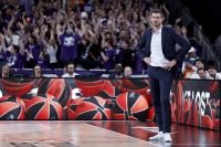 Tiago Splitter é “batizado” após vitória na estreia como técnico na NBA